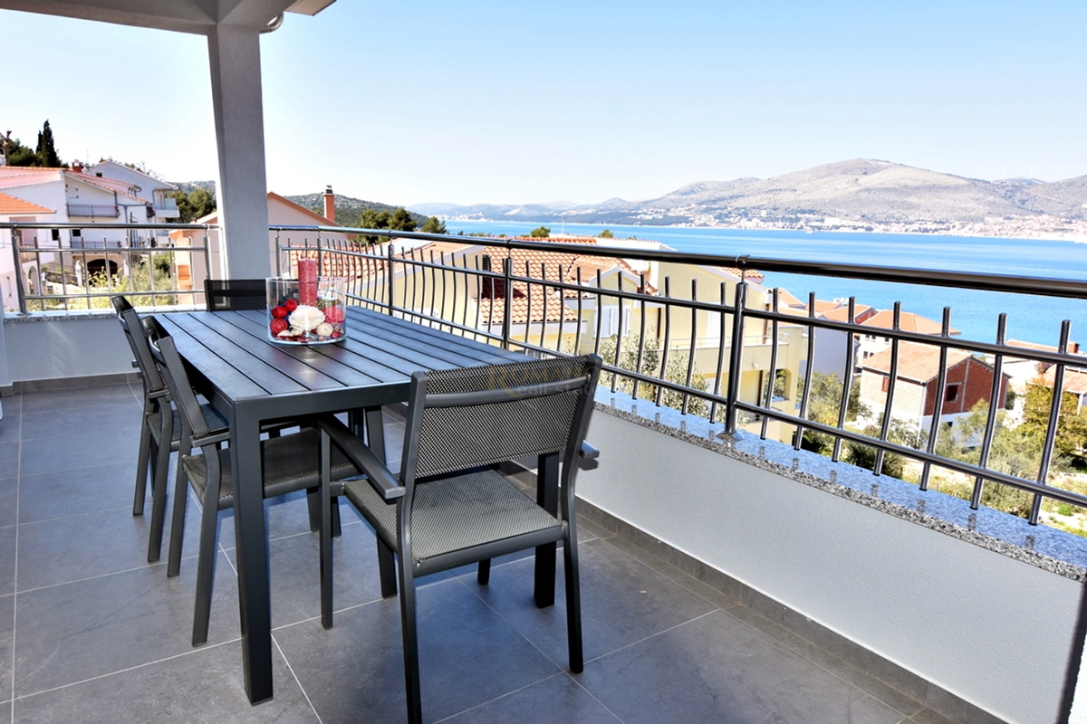 Vrhunsko urejena hiša na Čiovu/Okrug Gornji s prekrasnim odprtim razgledom